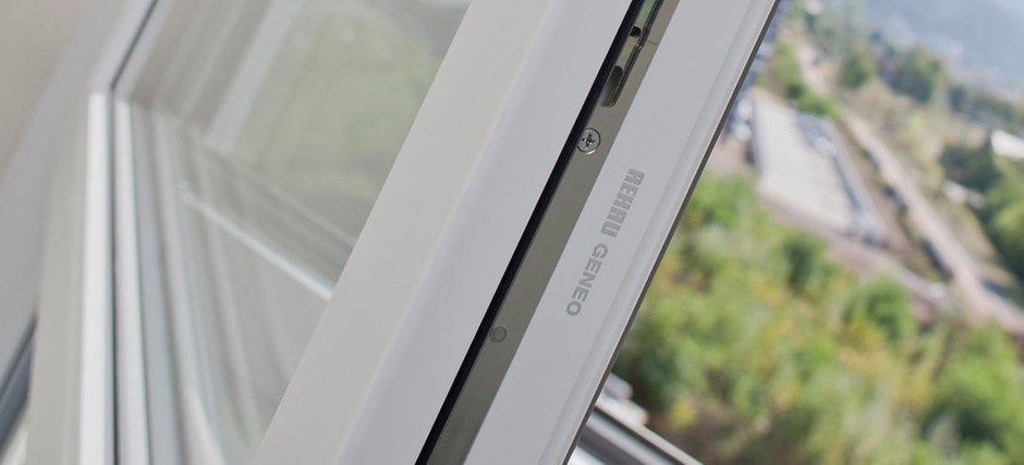La marca REHAU, presente en todas nuestras ventanas