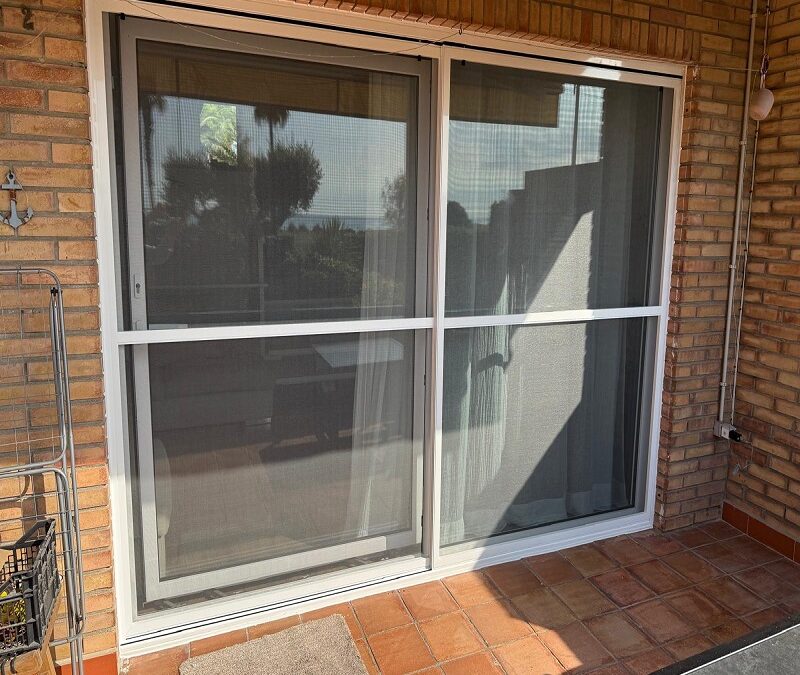 Mosquitera corredera montada en Castelldefels